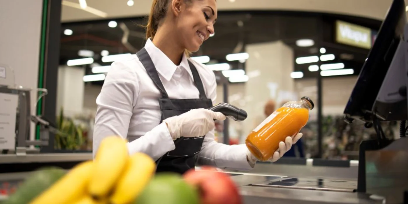 Egy üzletláncban az ember leváltotta az önkiszolgáló pénztárakat